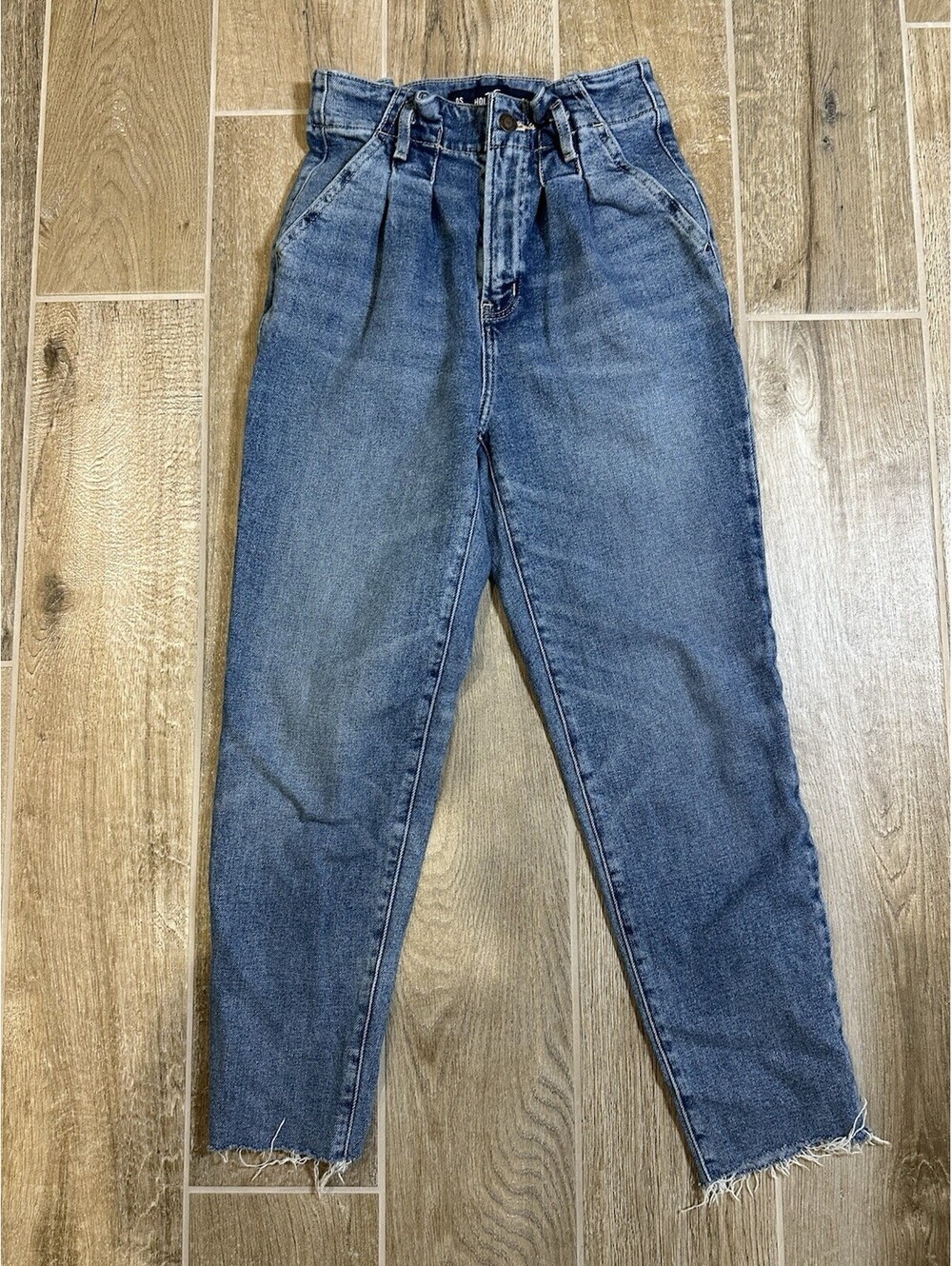 Hollister Women’s Jeans Ultra High Rise Mom Jeans Distressed  0 Short.   -050-